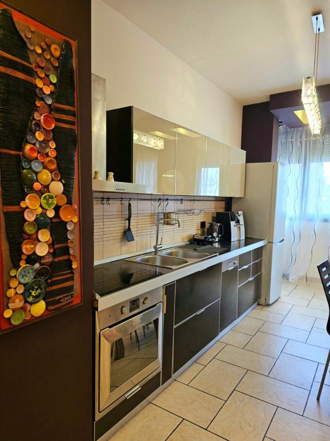 Center Apartment Easy_Luxury Tiranë Ngoại thất bức ảnh